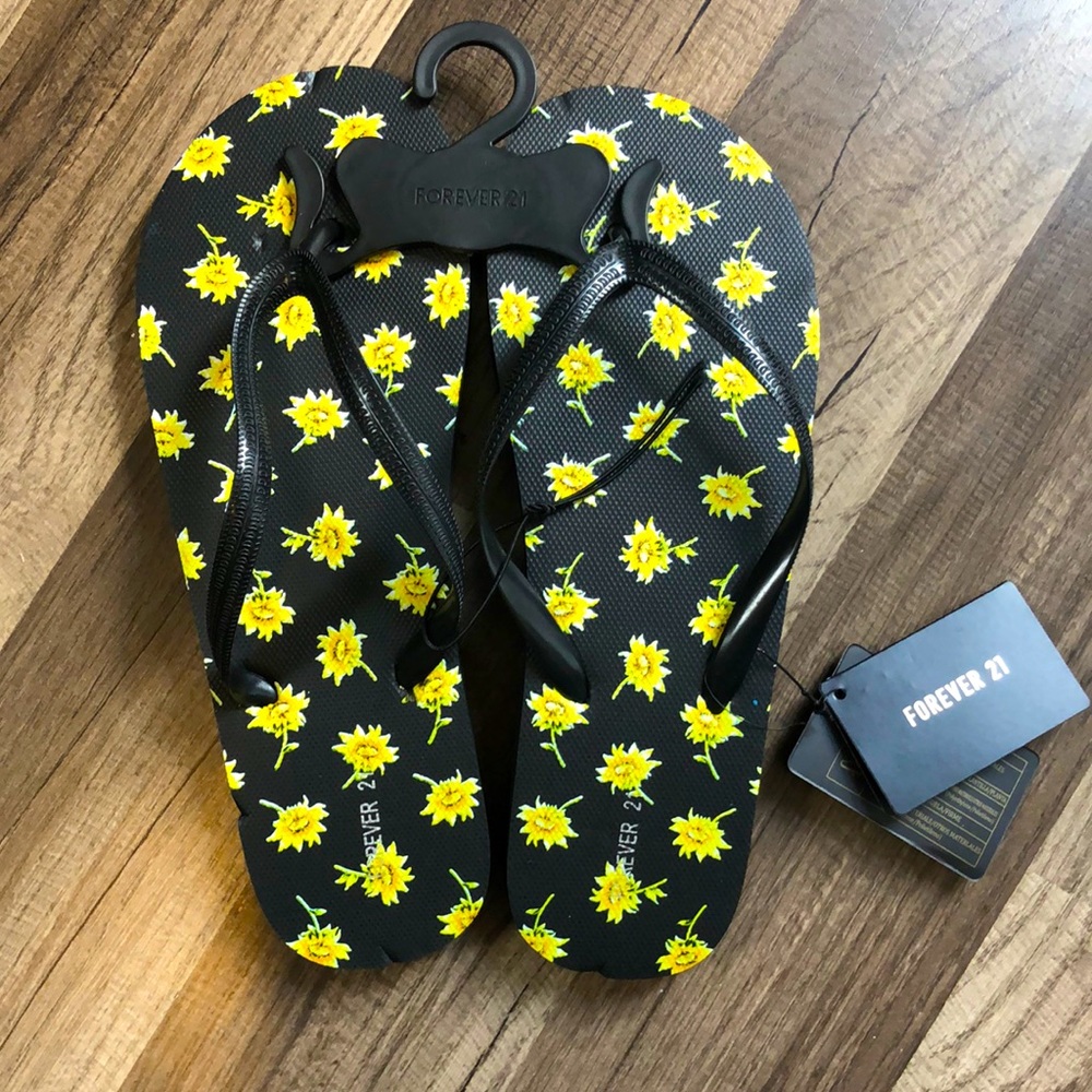 🚨FREE W/ BUNDLE🚨 Forever 21 flip flops